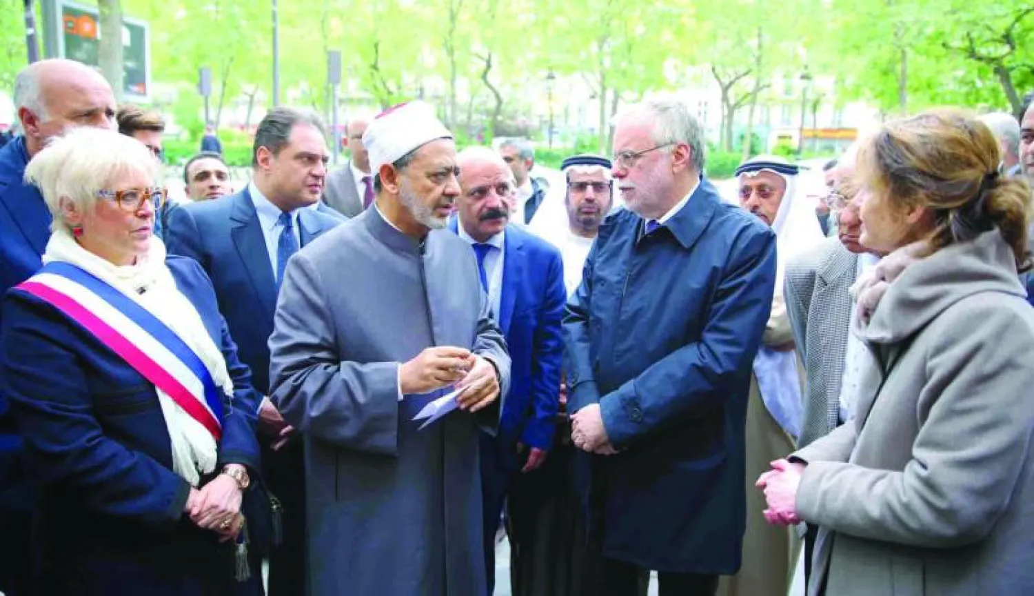 شيخ الأزهر خلال زيارته لمسرح «الباتاكلان» بباريس («الشرق الأوسط»)