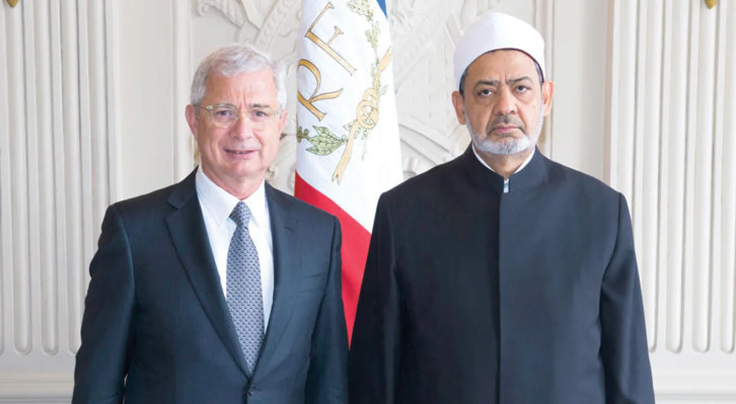 كلود بارتولون رئيس الجمعية الوطنية الفرنسية لدى لقائه شيخ الأزهر الدكتور أحمد الطيب («الشرق الأوسط»)