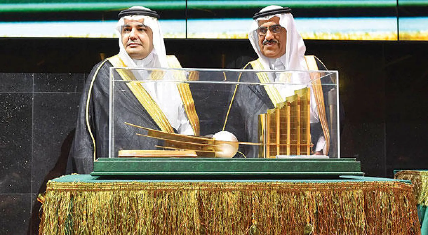 الدكتور عادل الطريفي وعبد الله الحسين لدى تدشين مبنى وكالة الأنباء السعودية الجديد في الرياض أمس (واس)