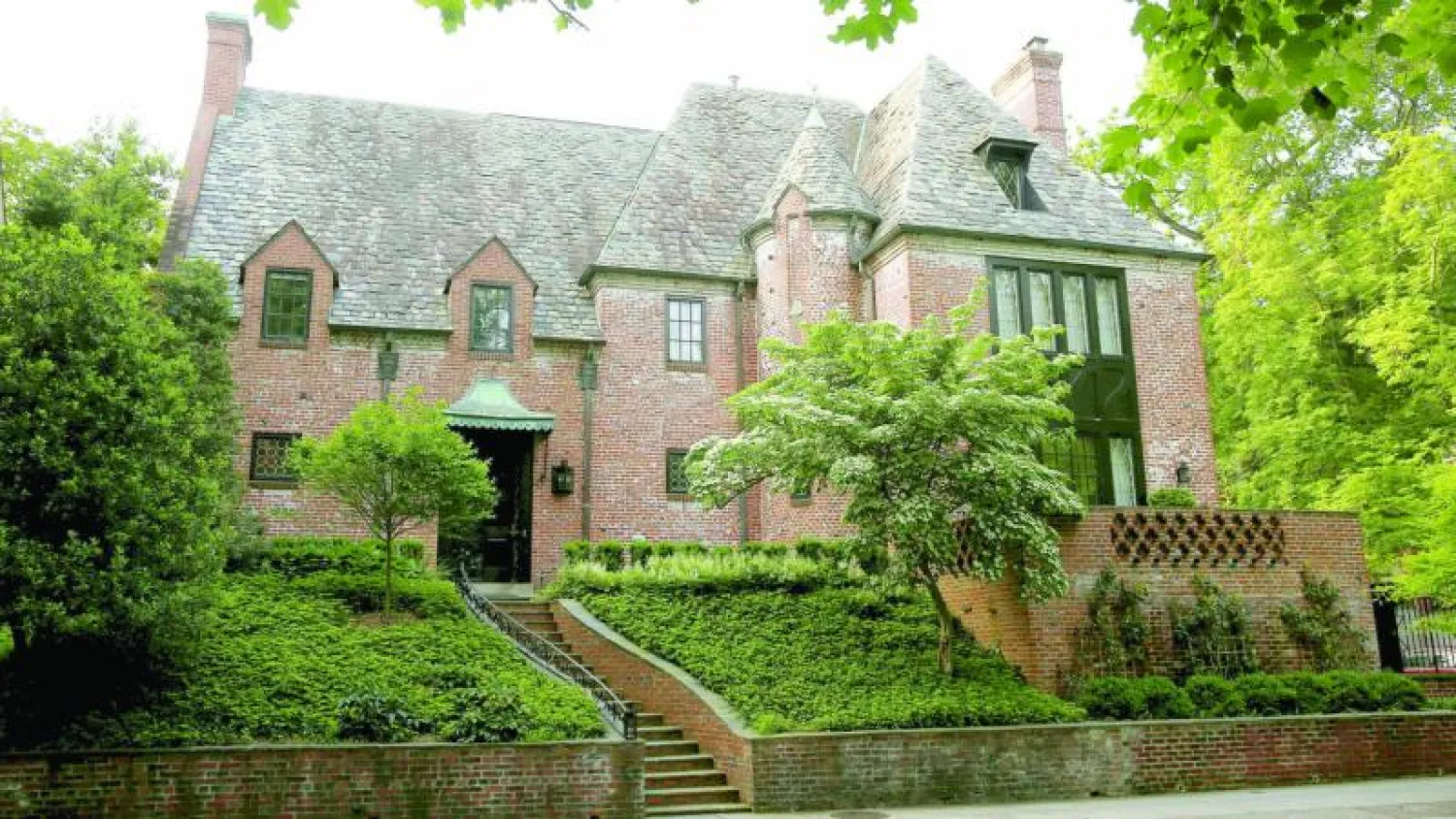 تشير بعض التقارير إلى أن الرئيس أوباما وعائلته سينتقلون إلى هذا المنزل في أحد أغنى أحياء واشنطن (رويترز)