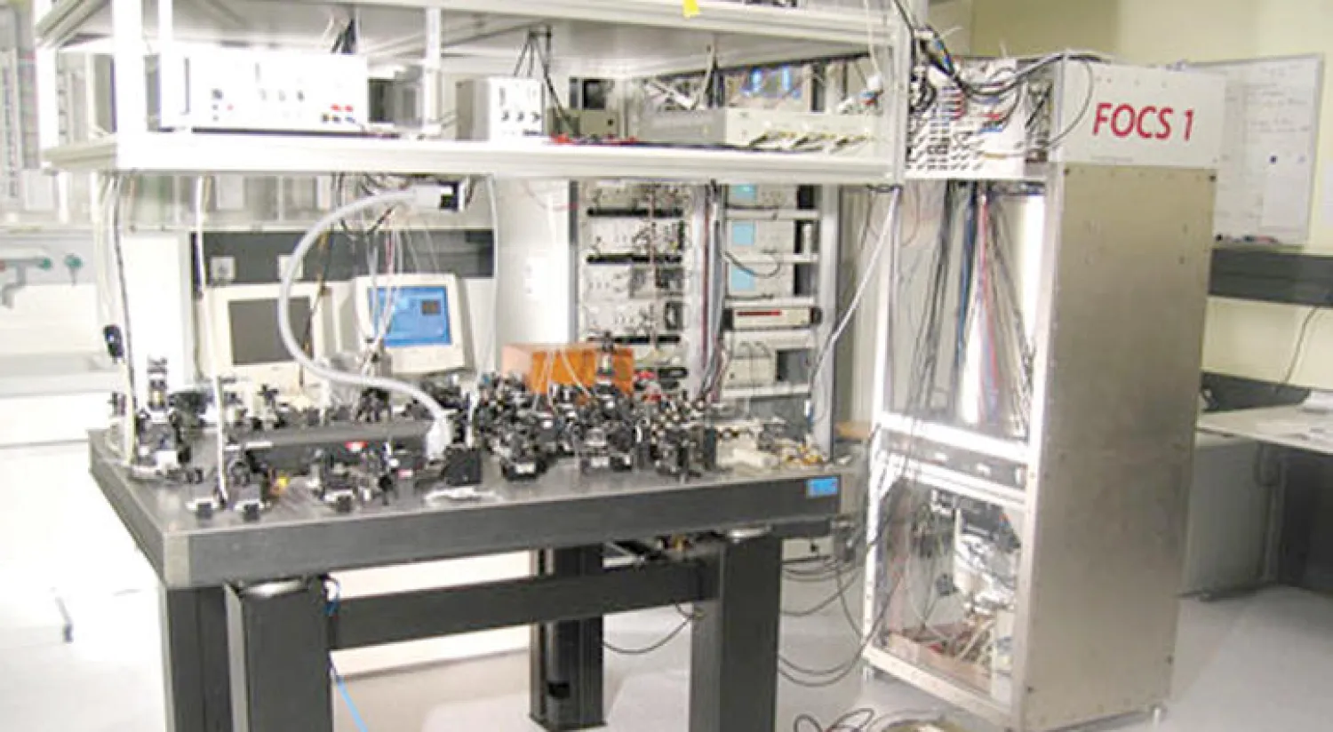 «فوكس1» ساعة ذرية بالسيزيوم تعمل في سويسرا منذ عام 2004 بخطأ يبلغ ثانية واحدة كل 30 مليون سنة