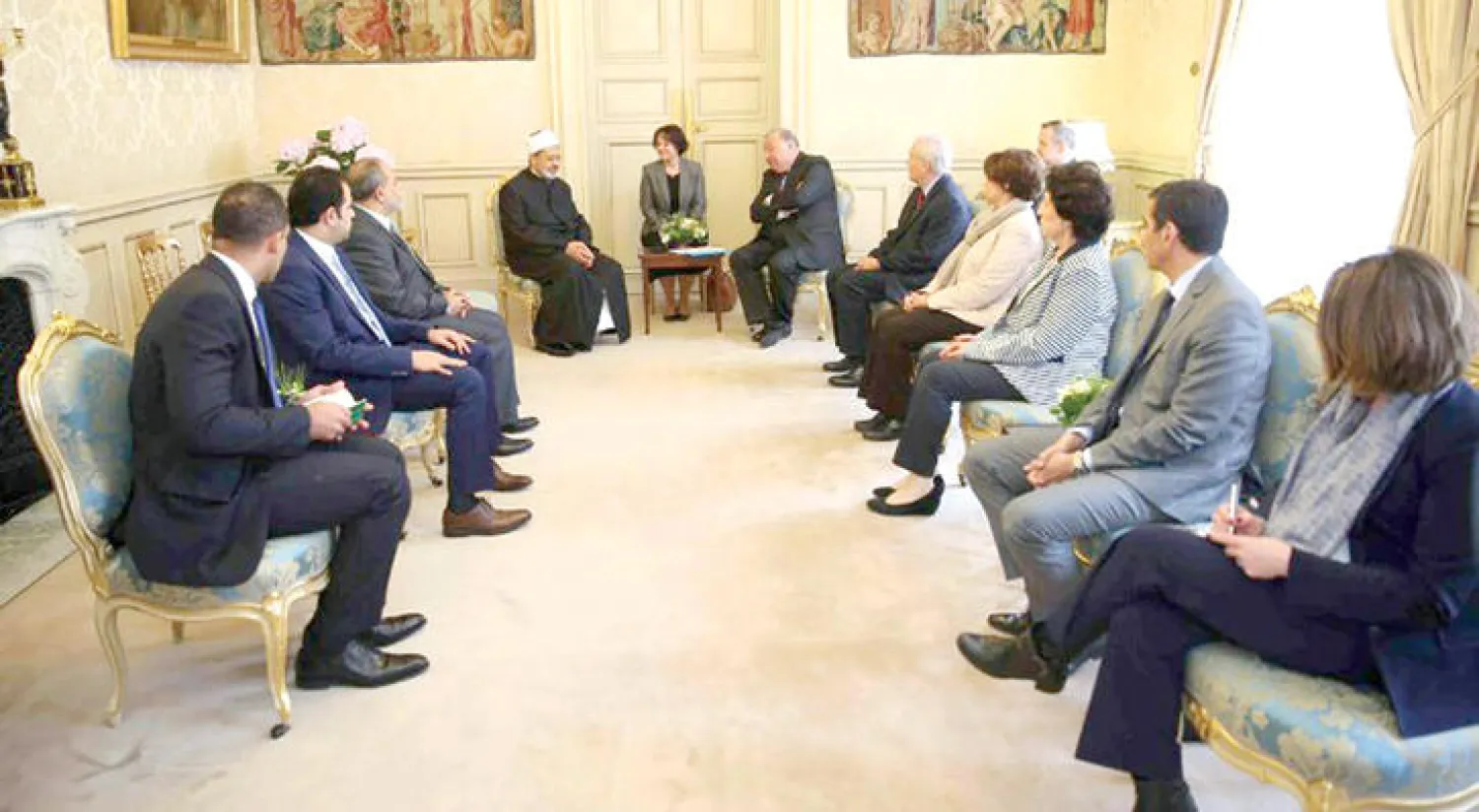 من لقاء شيخ الأزهر بسفراء الدول الإسلامية والغربية لدى فرنسا أمس («الشرق الأوسط»)