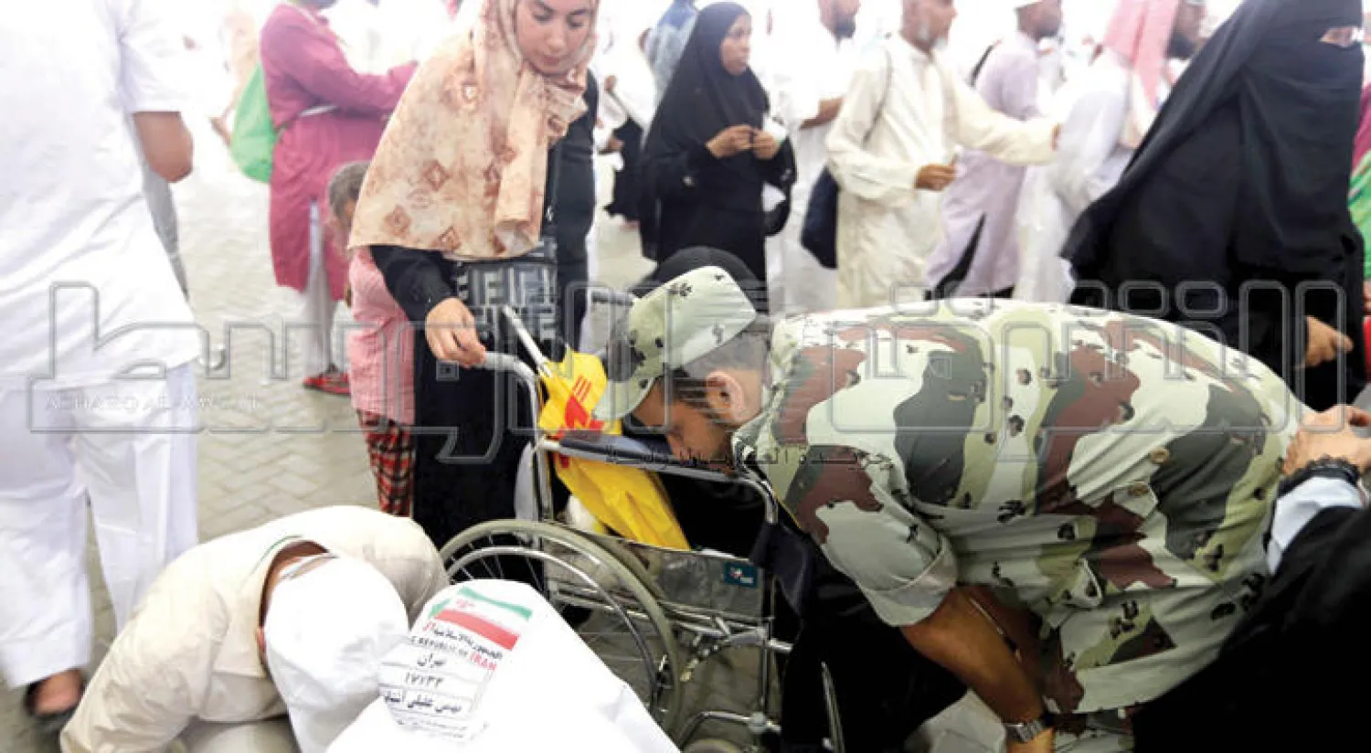 جنديان سعوديان يساعدان حاجتين من إيران خلال مناسك الحج العام الماضي (تصوير: أحمد حشاد)
