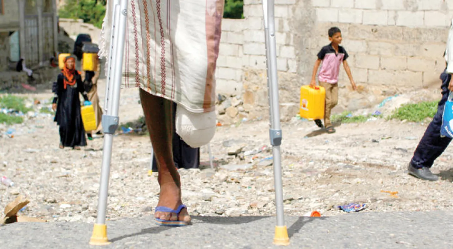 شوارع تعز التي تشهد على أعنف المواجهات القتالية ما زالت تحت الحصار (رويترز)