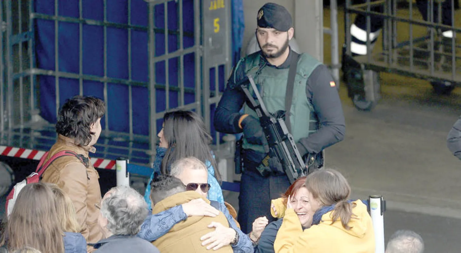 سياح كانوا على متن الباخرة السياحية سبلينديدا الذين كان من بينهم ركاب تعرضوا لهجمات على متحف بتونس لدى وصولهم إلى ميناء برشلونة الإسباني ({غيتي})