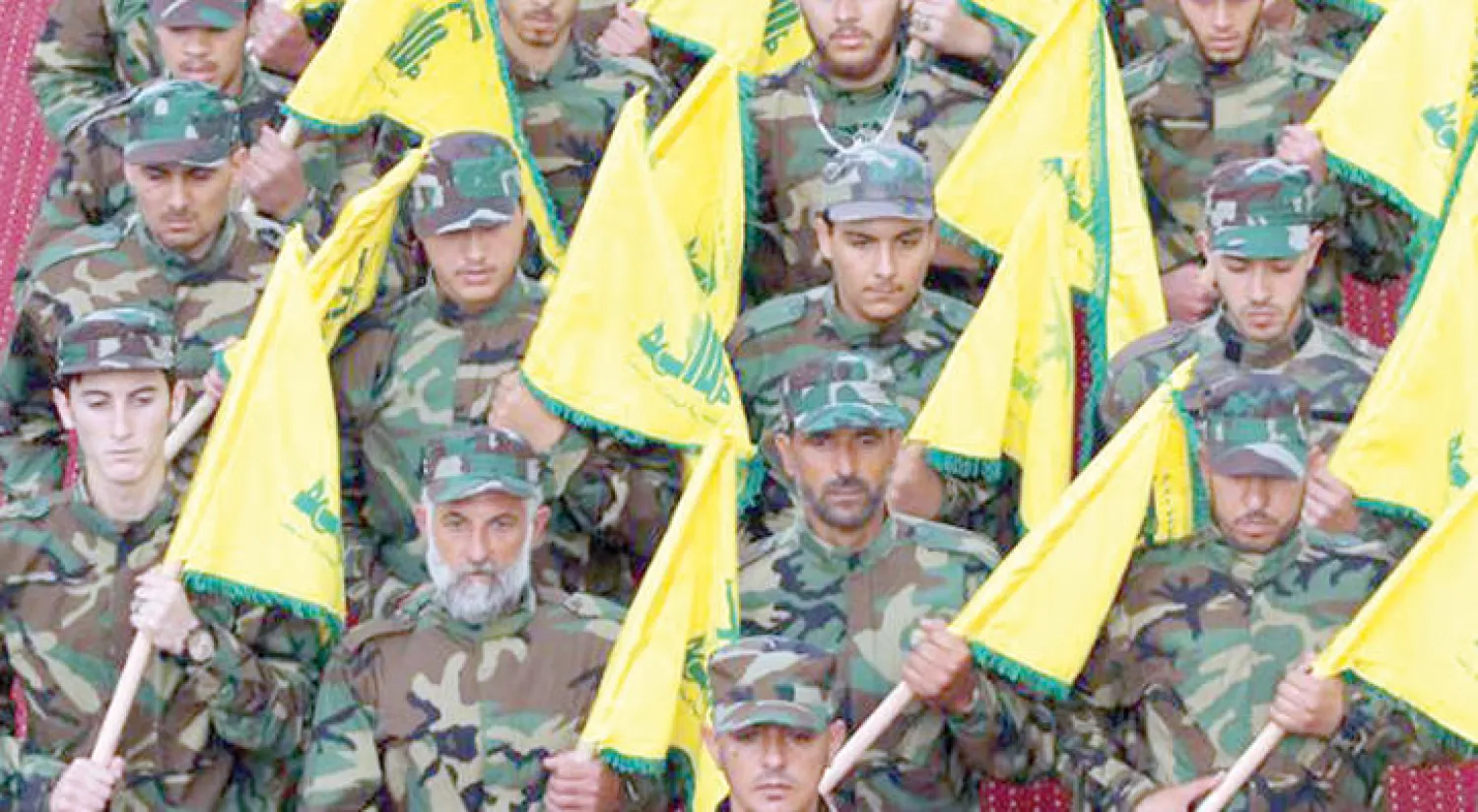 عناصر حزب الله أثناء تشييع القيادي في الحزب مصطفى بدر الدين الذي قتل في سوريا مؤخرا (أ.ب)