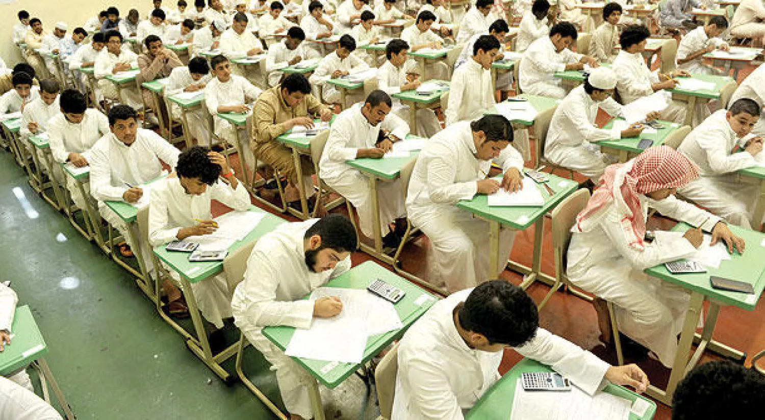 صورة أرشيفية اطلبة سعوديين يؤدون امتحانات نهاية العام في مدينة جدة (أ.ف.ب)