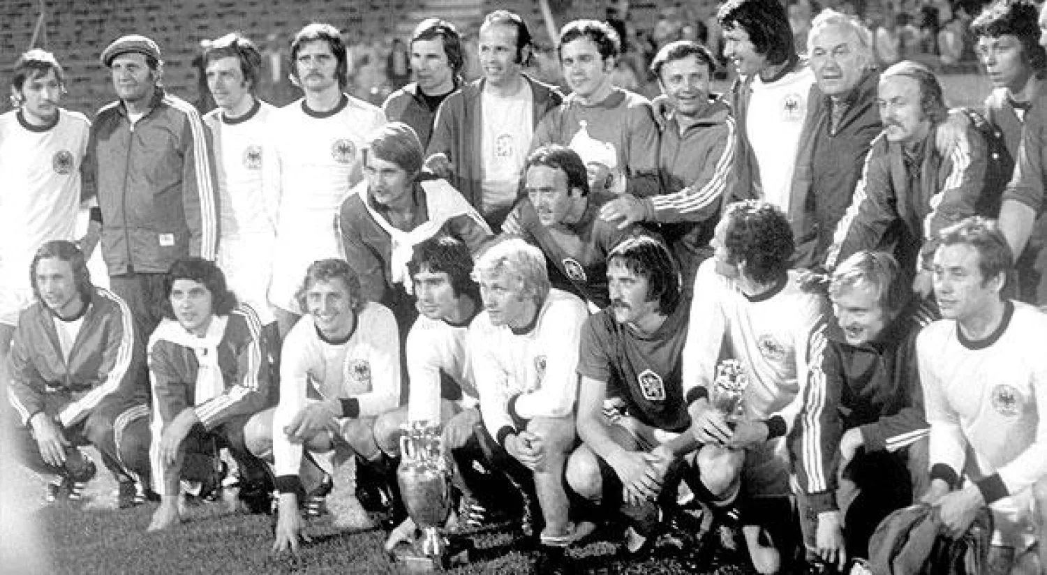 لاعبو منتخب تشيكوسلوفاكيا أبطال 1976 بقمصان تشيكيّة وألمانيّة