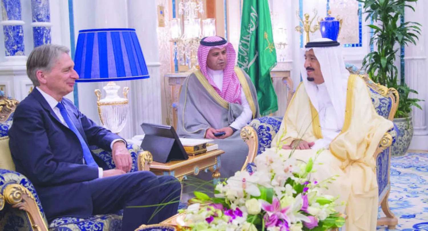 خادم الحرمين الشريفين لدى لقائه وزير الخارجية البريطاني فيليب هاموند (واس)