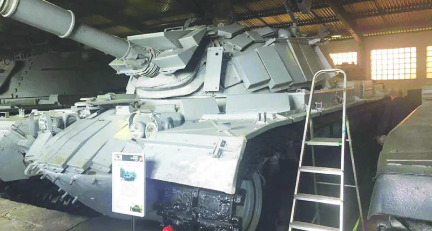 الدبابة الإسرائيلية التي ستعيدها موسكو لإسرائيل غنمها الجيش السوري في الثمانينات وتقف منذ ذلك الحين داخل أحد المتاحف في موسكو (بنيامين نتنياهو - فيسبوك)