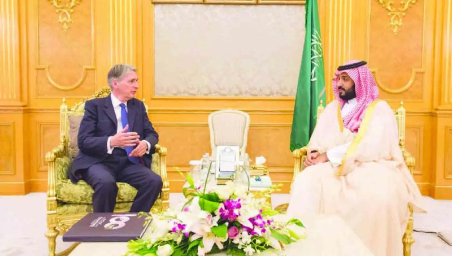 الأمير محمد بن سلمان ولي ولي العهد السعودي خلال لقائه في جدة أمس وزير الخارجية البريطاني (واس)