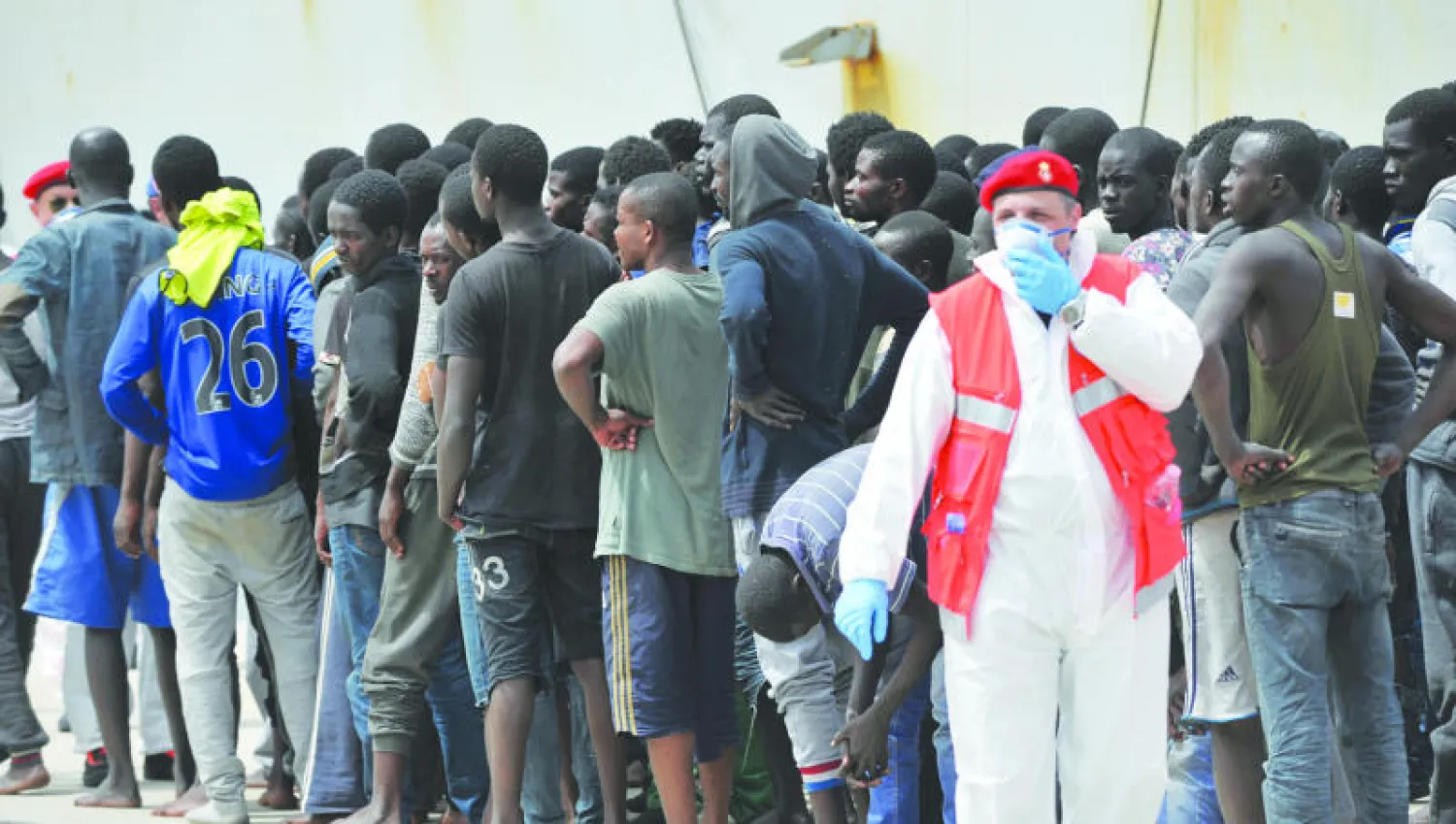 السفينة الحربية الإيطالية «فيغا» تصل إلى ميناء «ريجيو كلابريا» جنوبي البلاد بعد عملية إنقاذ حوالي  600 مهاجر ولاجئ أمس (أ.ف.ب)