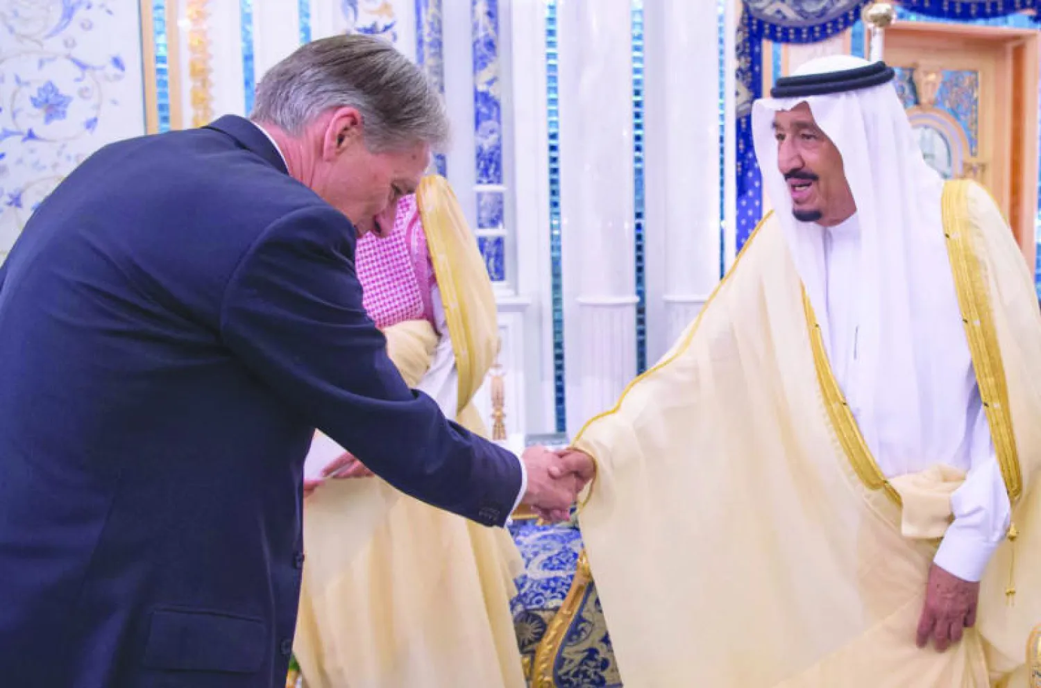 خادم الحرمين الشريفين الملك سلمان بن عبد العزيز لدى استقباله وزير الخارجية البريطاني فيليب هاموند في قصر السلام بجدة أمس (واس)
