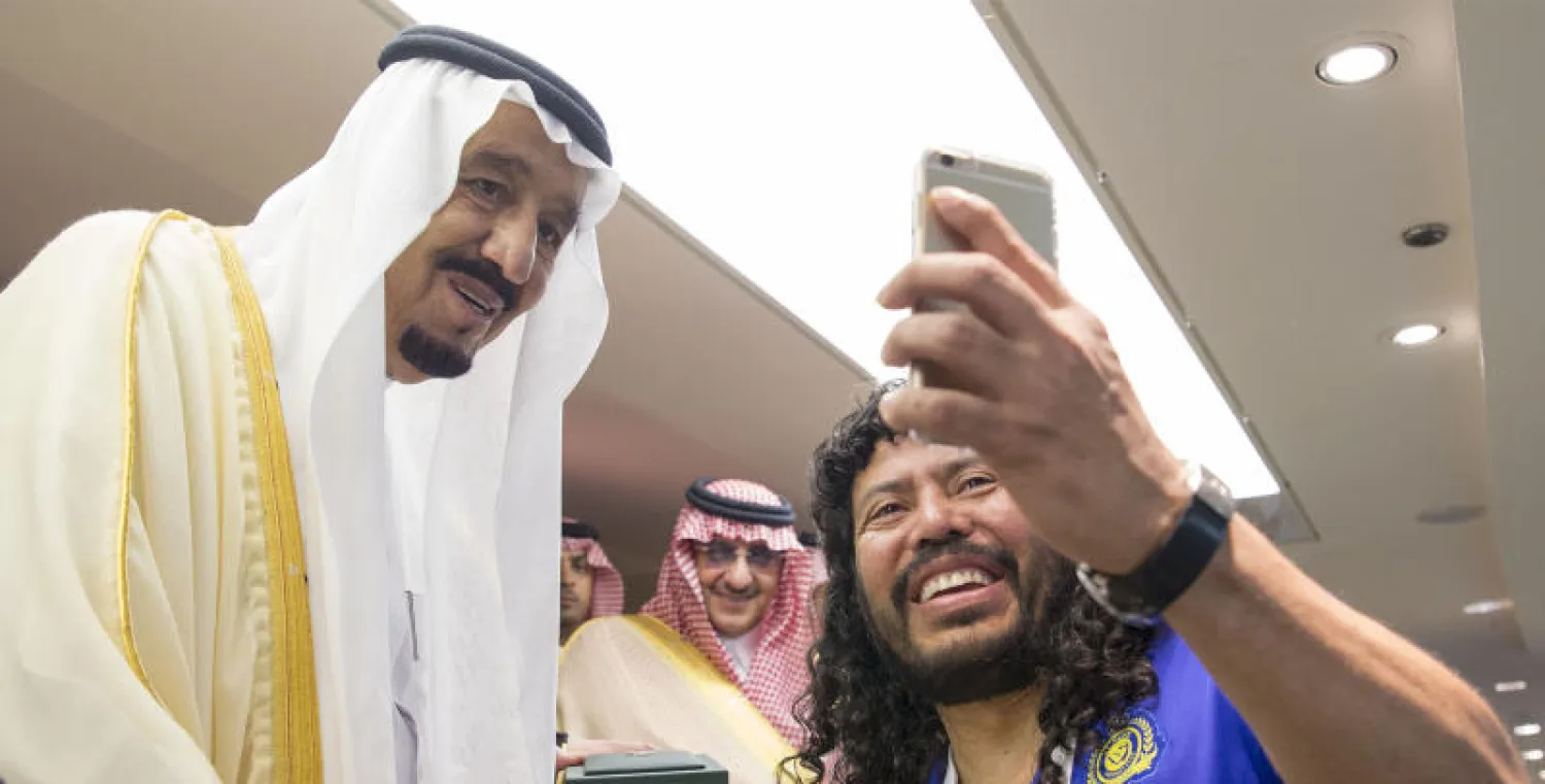 هيغيتا يخسر الكأس.. ويفوز بسيلفي تاريخي مع الملك