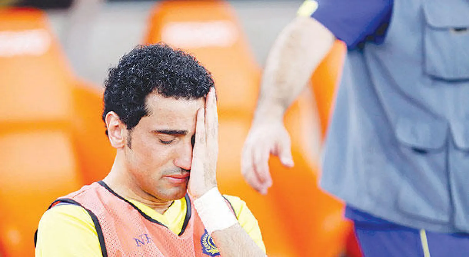 حسن الراهب متأثرا بعد خسارة النصر للنهائي (تصوير: محمد المانع)