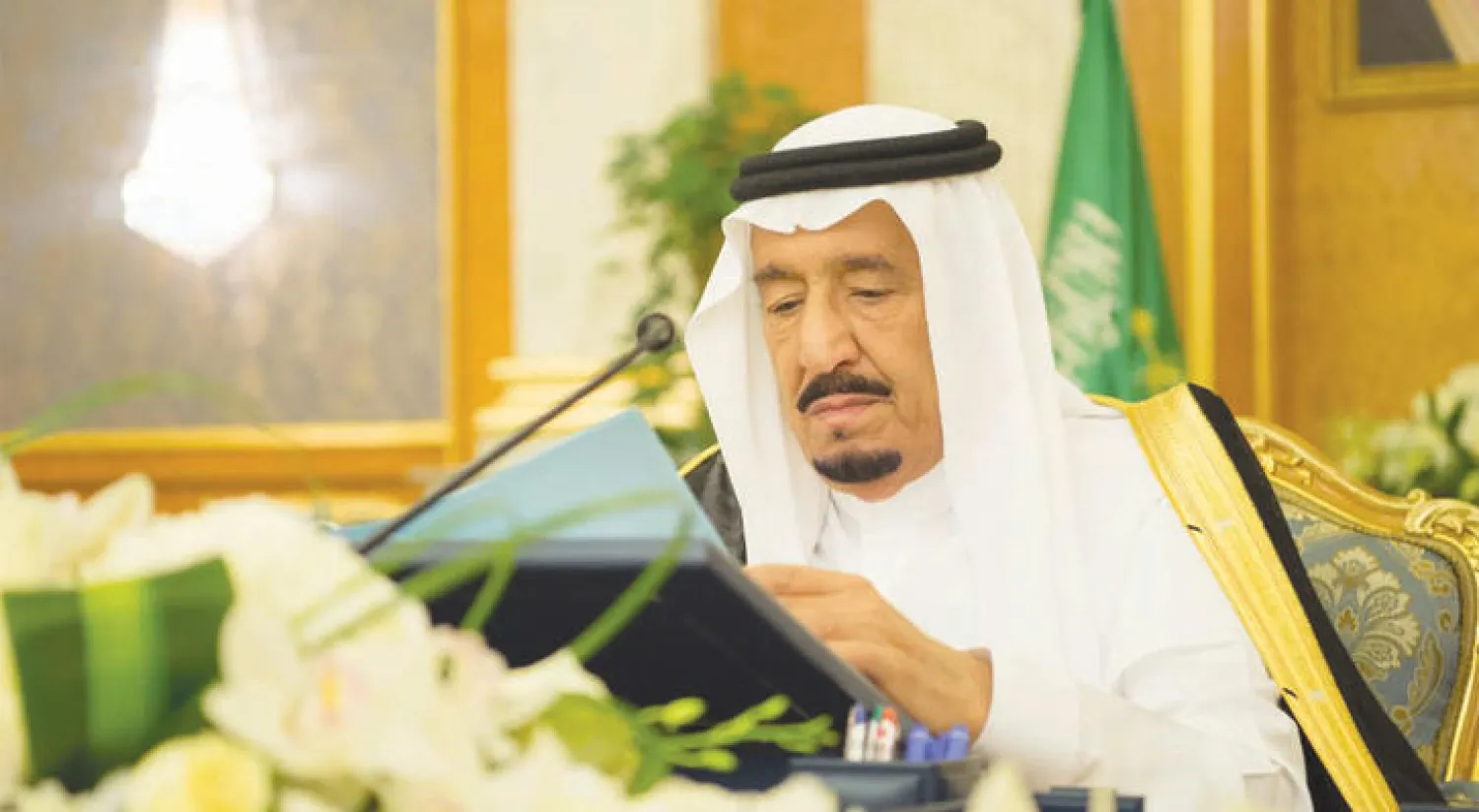 خادم الحرمين الشريفين لدى ترؤسه جلسة مجلس الوزراء في جدة أمس (واس)