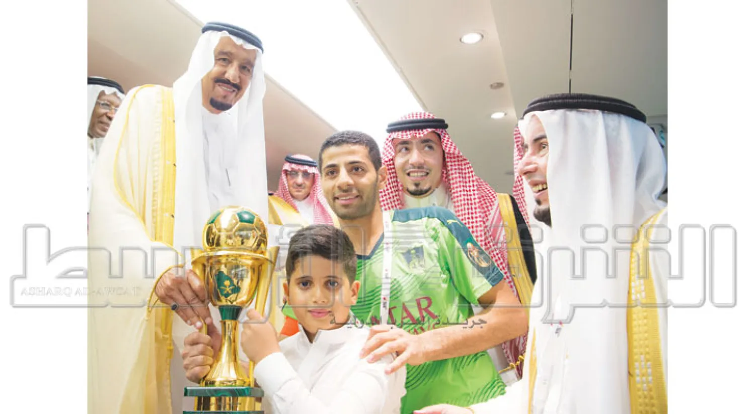 خادم الحرمين يتوج قائد الأهلي تيسير الجاسم بالكأس ويبدو رئيس النادي مساعد الزويهري (تصوير: بندر الجلعود)