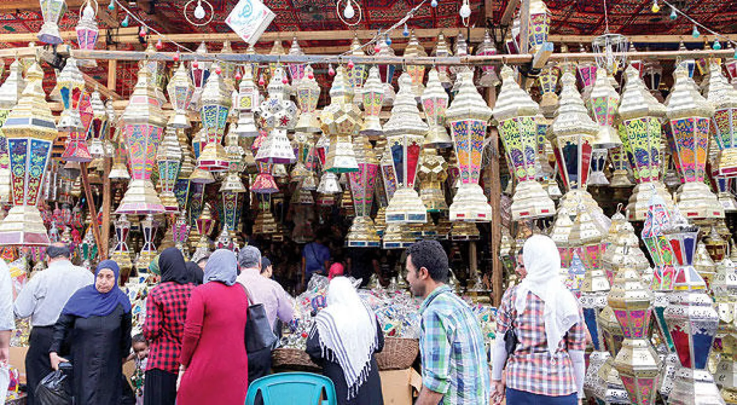 استعداد المحلات في القاهرة لشهر رمضان (إ.ب.أ)