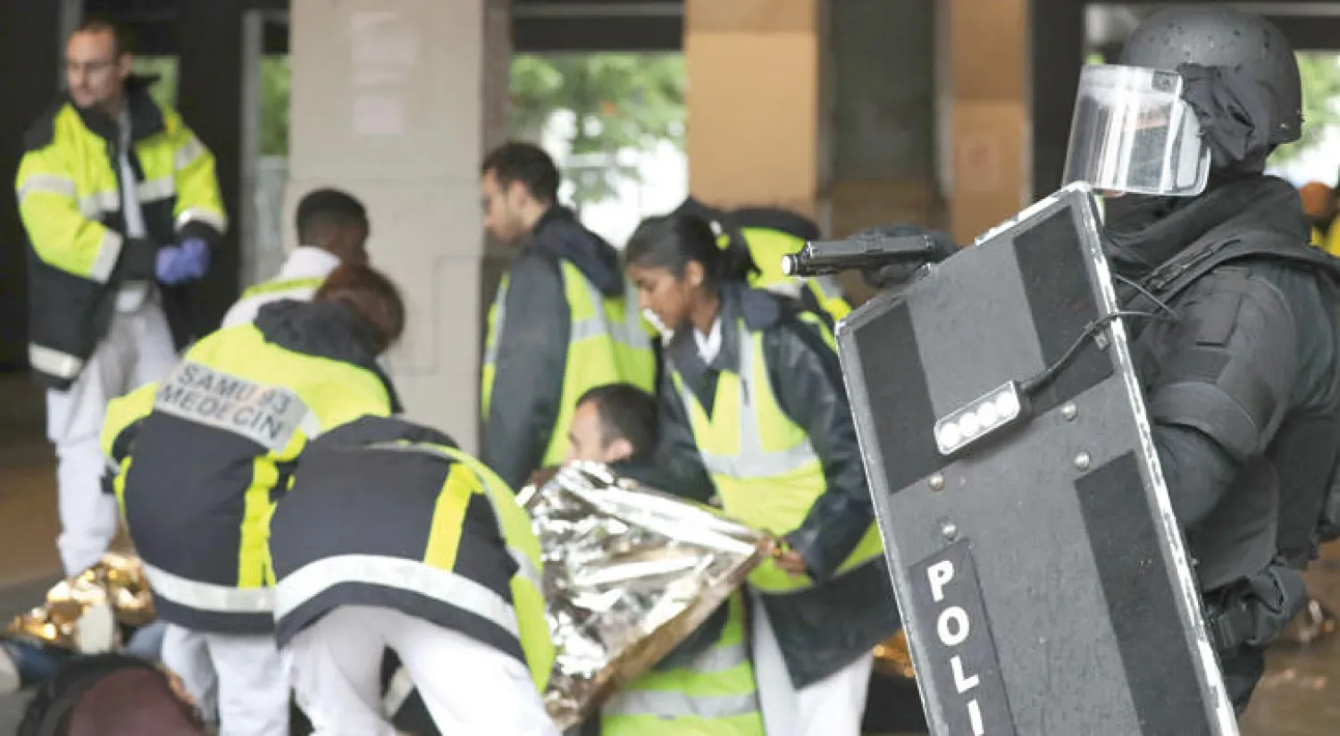 أفراد في وحدة التدخل الخاص والشرطة والإسعاف يشاركون في تدريب على مكافحة الإرهاب استعدادا لبطولة كرة القدم للأمم الأوروبية في باريس أمس (أ.ف.ب)