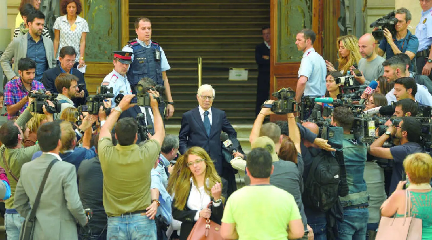 باسيجالوبو محامي ميسي محاط برجال الإعلام  خارج المحكمة أمس (أ.ف.ب)