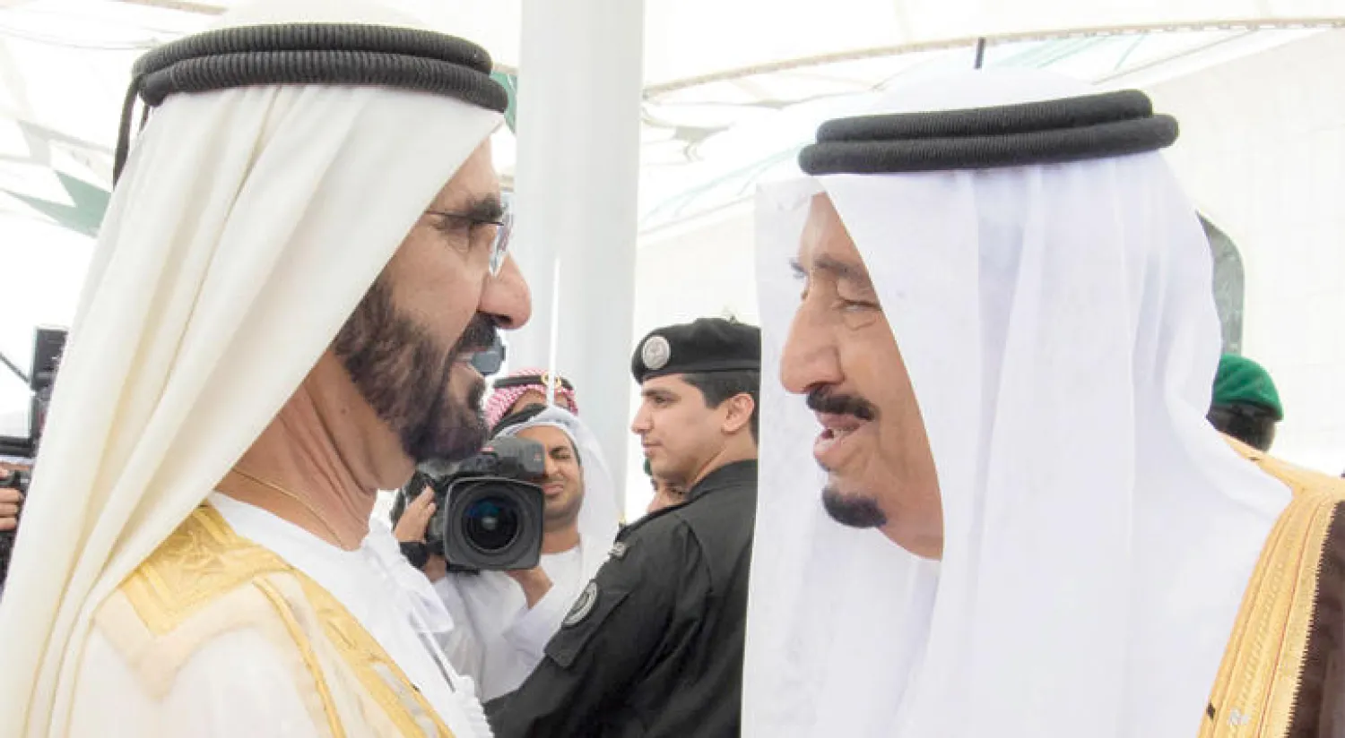 الملك سلمان مستقبلاً الشيخ محمد بن راشد آل مكتوم نائب رئيس دولة الإمارات