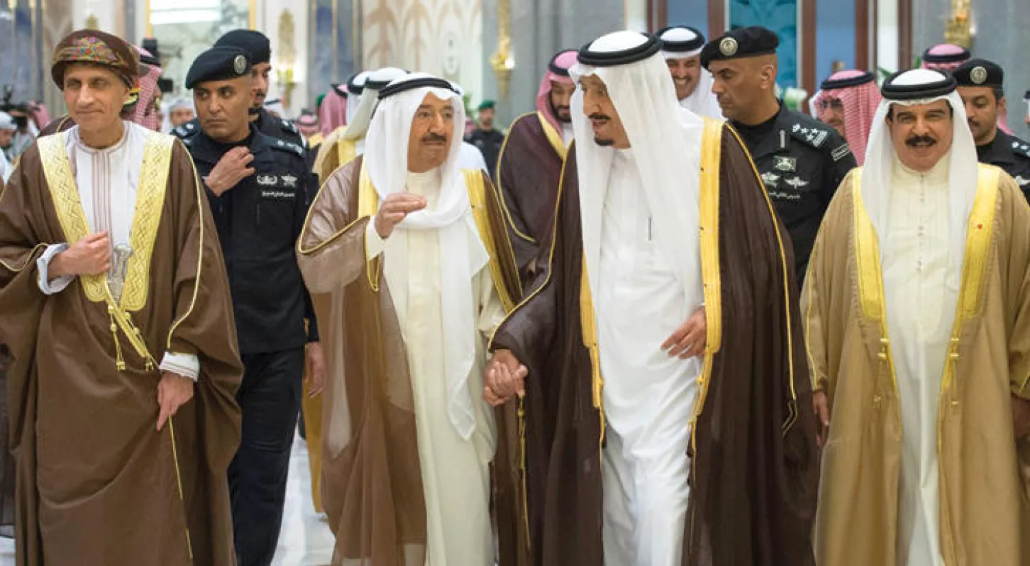 الملك سلمان بن عبد العزيز يتوسط أمير الكويت والعاهل البحريني قبل انطلاق قمة جدة الخليجية التشاورية ويبدو فهد بن محمود آل سعيد نائب رئيس الوزراء العماني