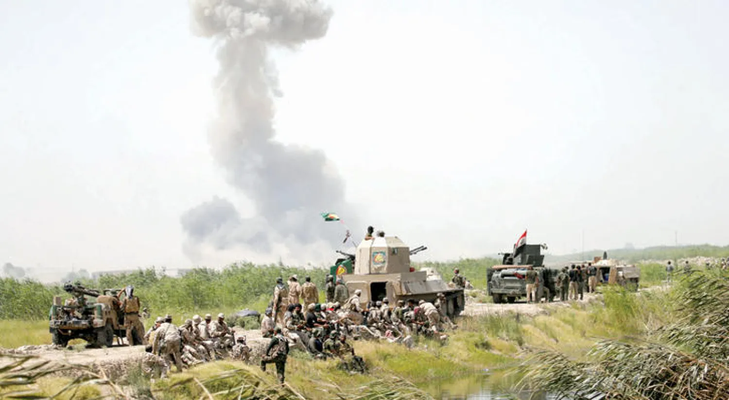 الدخان يتصاعد على أطراف الفلوجة المحاصرة من كل الجهات من القوات العراقية (رويترز)