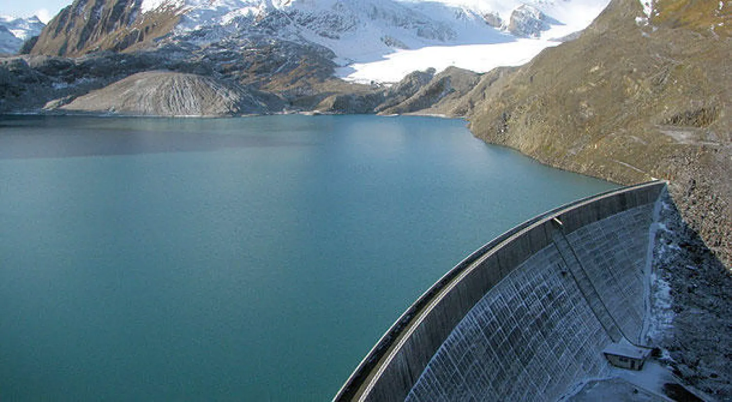 كميات المياه التي أهدرت منذ العام 1980 بسبب ذوبان الجليد تكفي لملء بحيرة جنيف أكثر من مرة ({الشرق الأوسط})