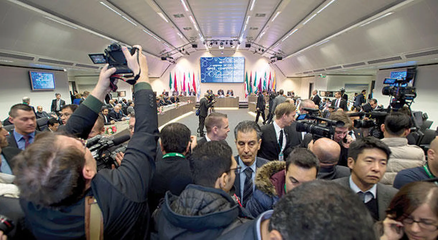 صحافيون خلال اجتماعات أوبك في فيينا أمس (غيتي)