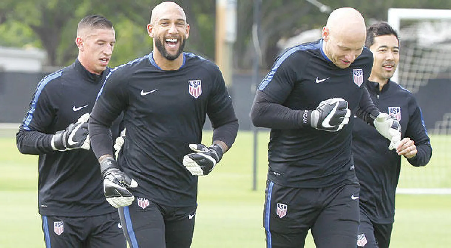 الحارس الأميركي تيم هاوارد (يسار) خلال تدريب منتخب الولايات المتحدة (أ.ب)  