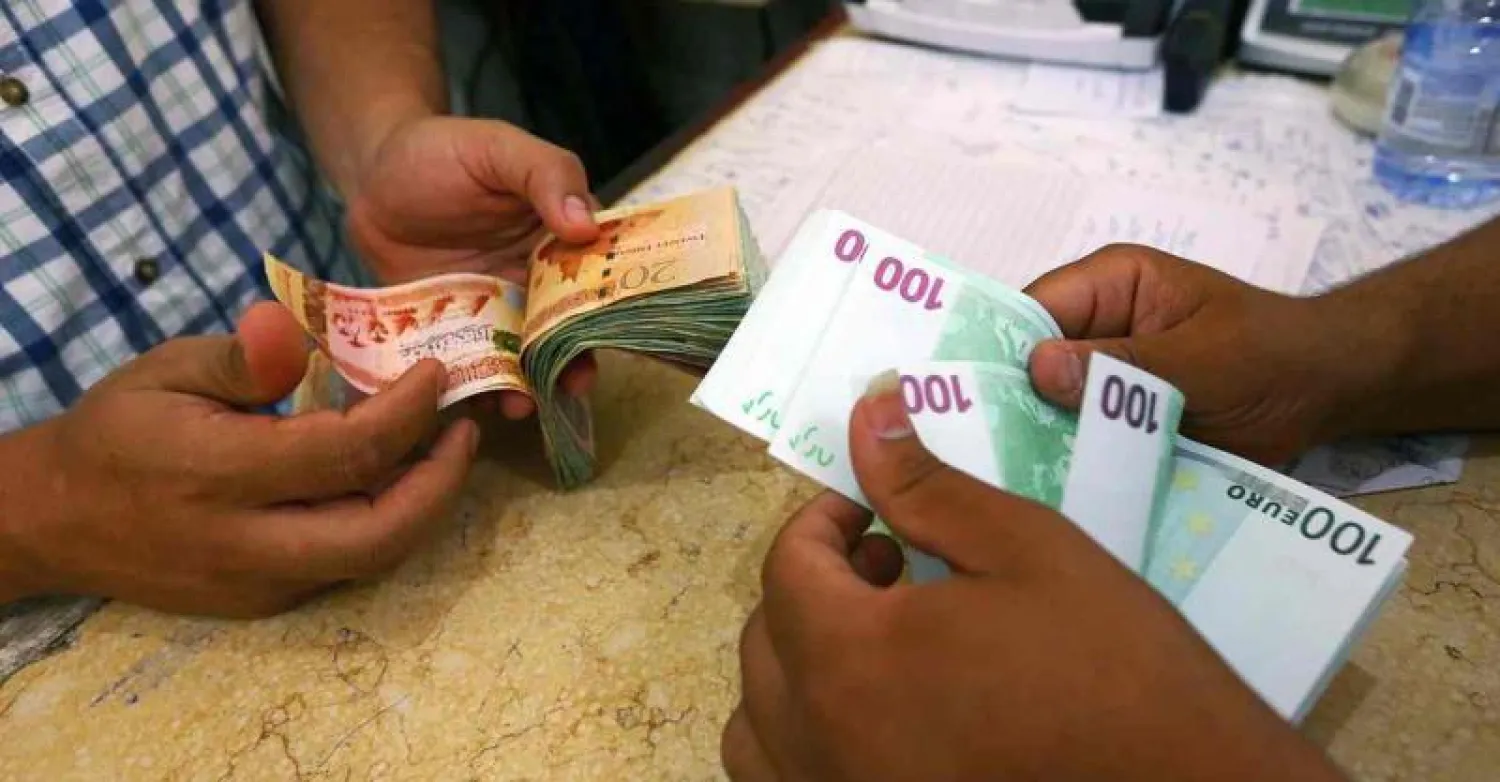 تداول أوراق نقدية روسية الصنع في شرق ليبيا يثير مخاوف بشأن وحدة البلاد