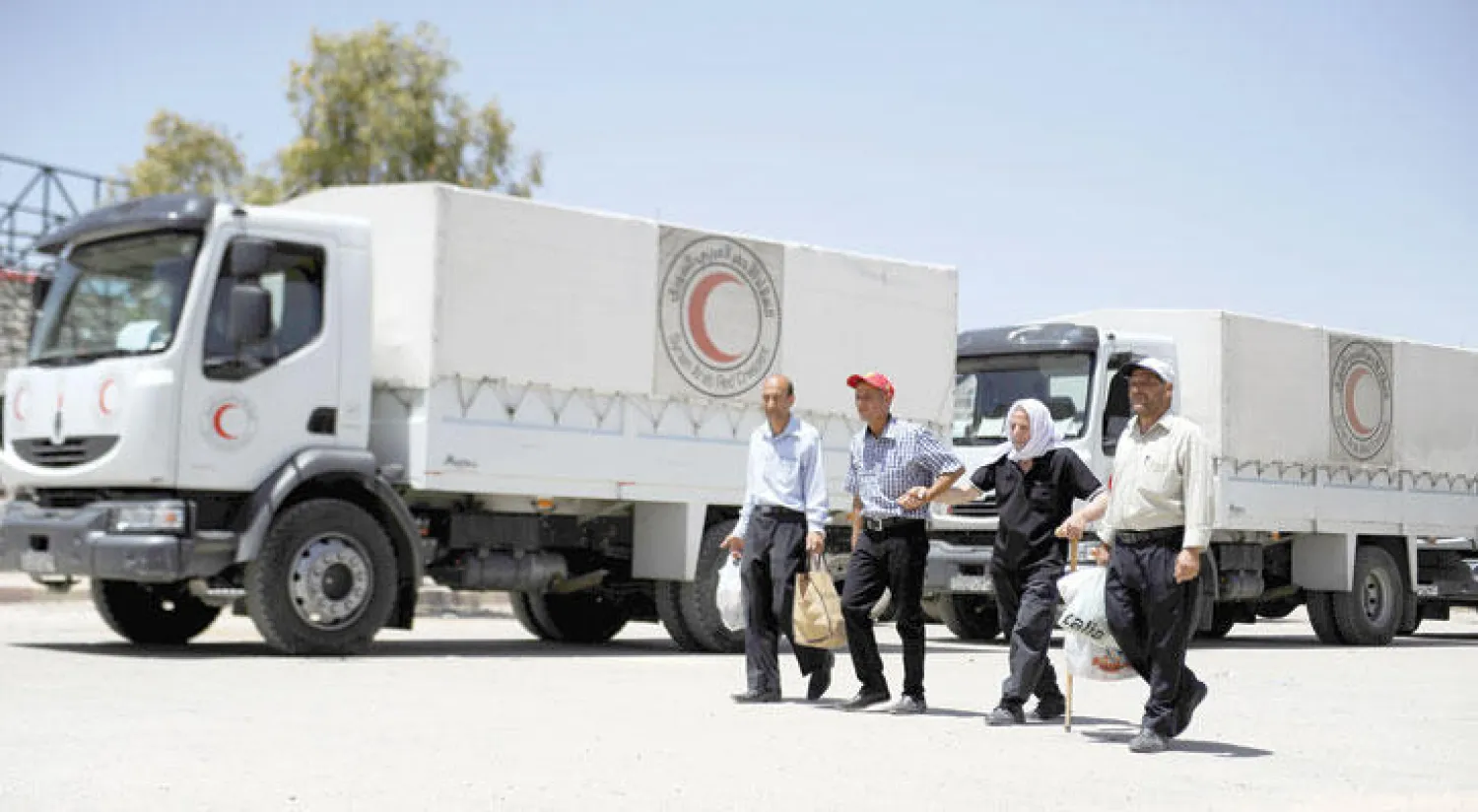 مدنيون مرضى من معضمية الشام بريف دمشق أول من أمس يستعدون للخروج من البلدة المحاصرة (رويترز)