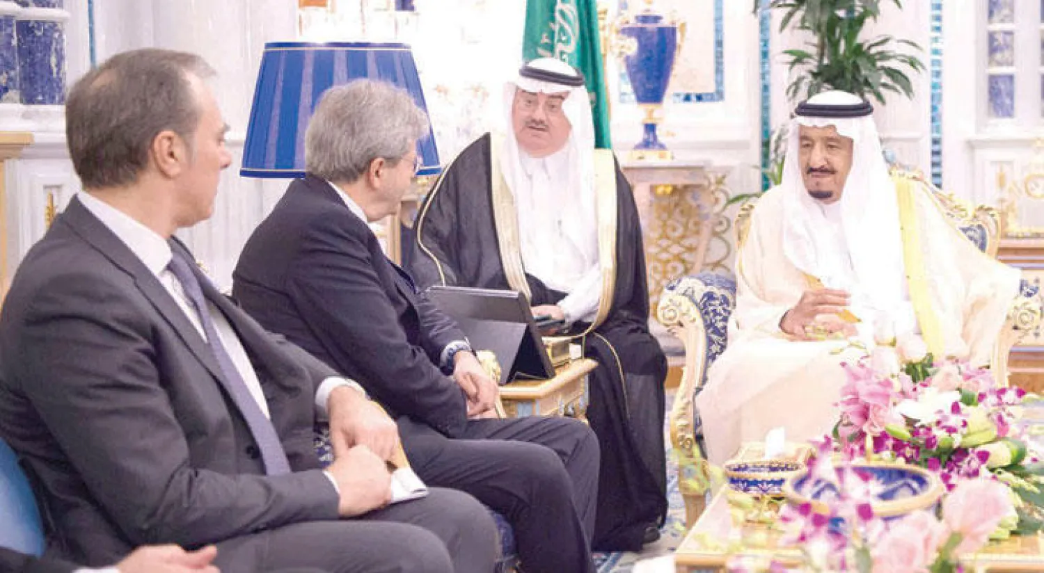 الملك سلمان بن عبد العزيز لدى لقائه وزير الخارجية الإيطالي في جدة أمس (واس)