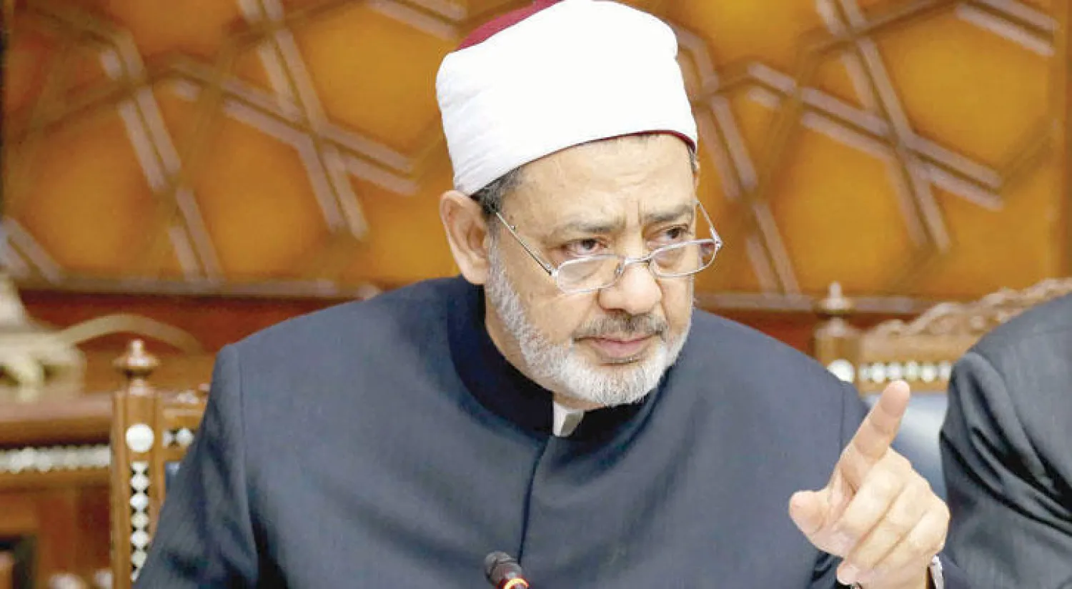 د. أحمد الطيب شيخ الأزهر خلال مؤتمر عالمي بمقر مشيخة الأزهر أمس («الشرق الأوسط»)