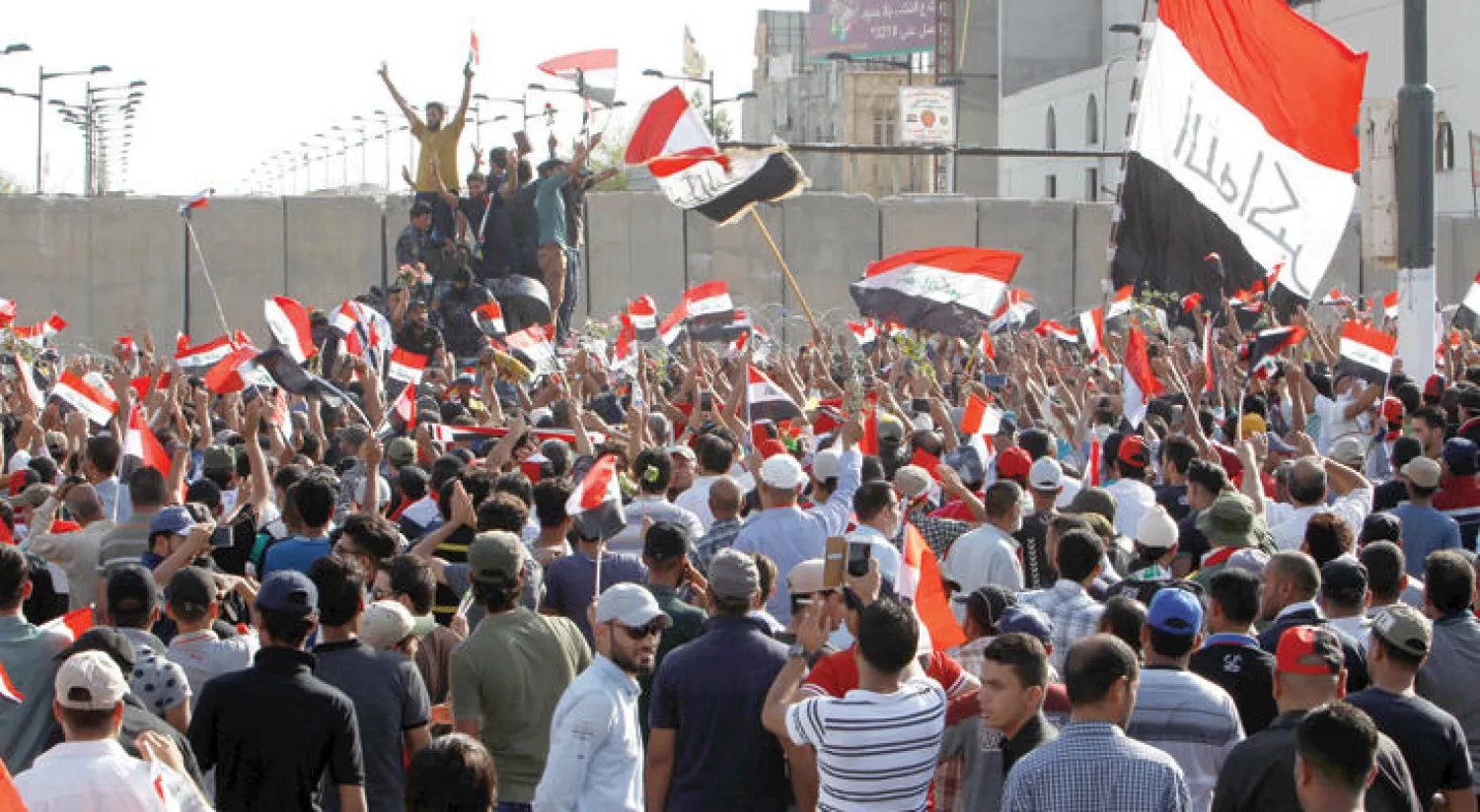 مظاهرات مناهضة للحكومة العراقية أمام المنطقة الخضراء احتجاجًا على الفساد (رويترز)