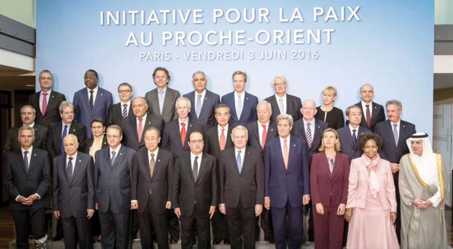 صورة جماعية للزعماء والقادة الذين حضروا قمة باريس أمس (رويترز)