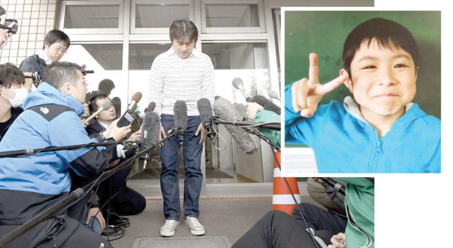 تاكايوكي تانوكا والد الطفل ينحني أمام ممثلي وسائل الإعلام معتذرا عقب العثور على ابنه (صورة الإطار).. (وكالة كيدو اليابانية للأنباء)