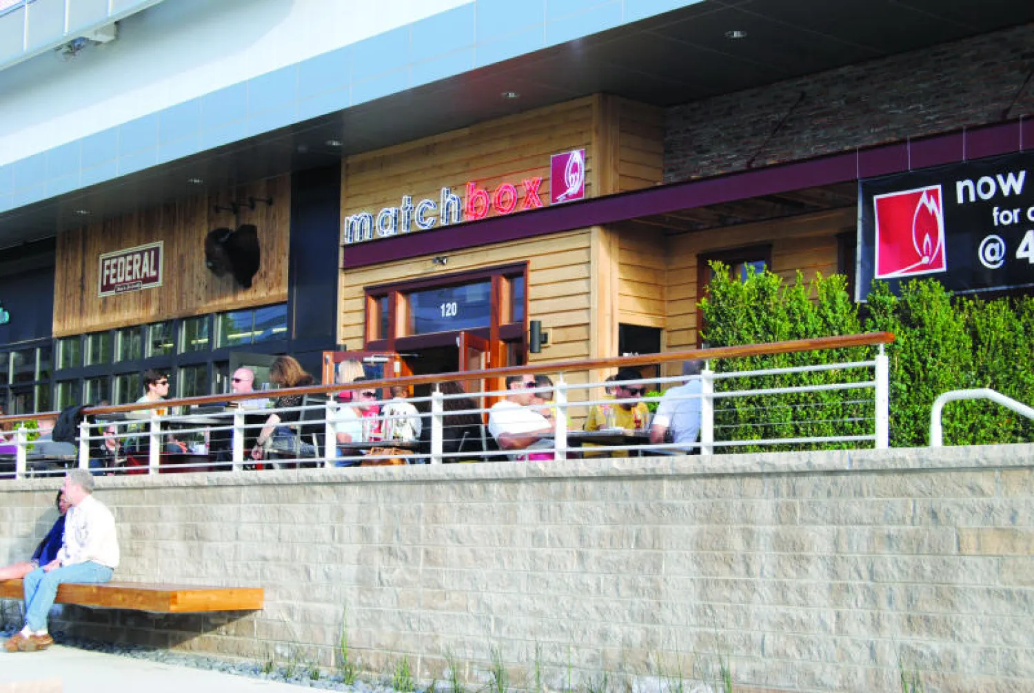 جلسة خارج مطعم «ماتش بوكس» في واشنطن