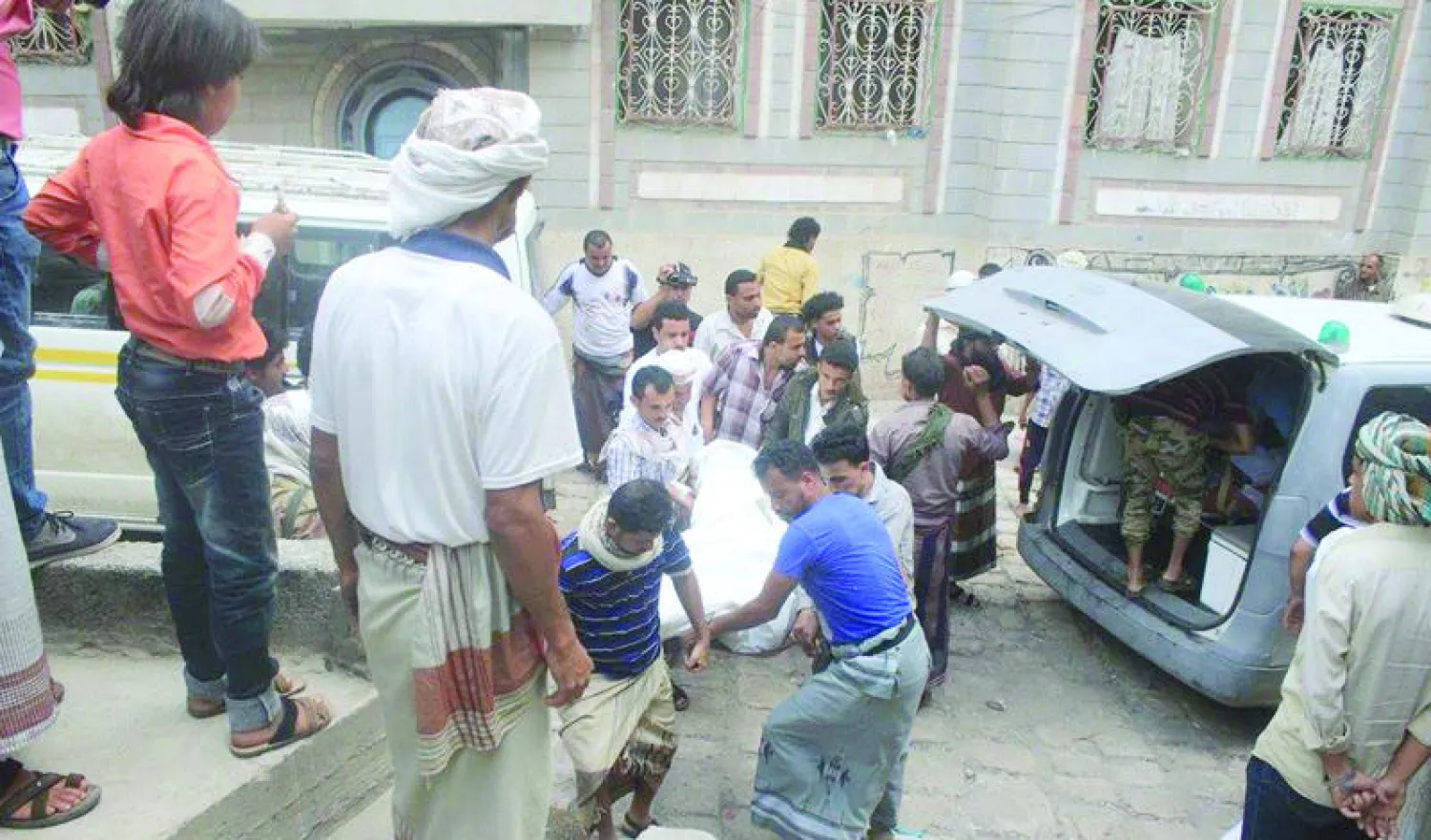 عشرات القتلى والجرحى جراء قصف الميليشيات للمناطق السكنية بوسط مدينة تعز («الشرق الأوسط»)