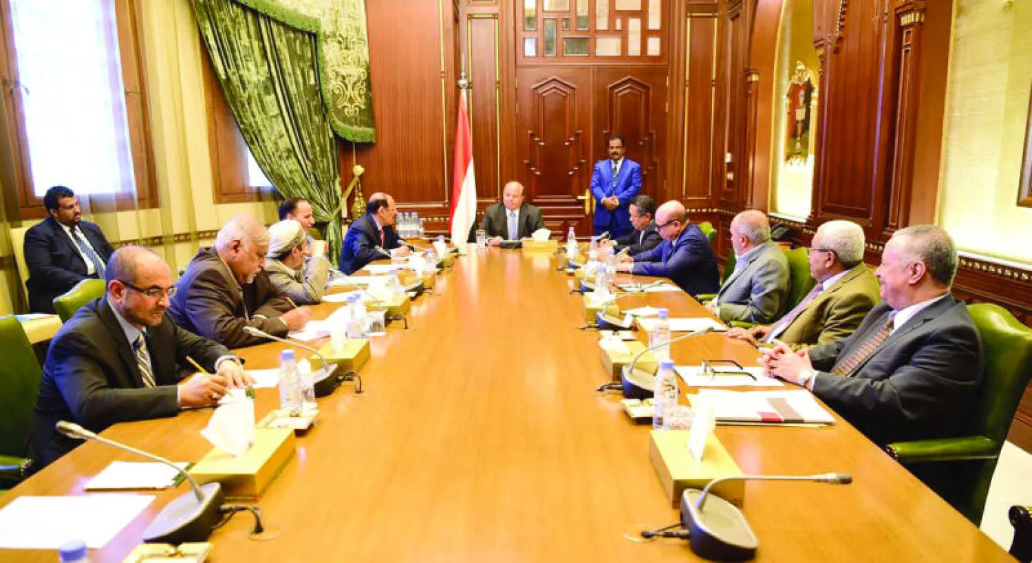 الرئيس عبد ربه منصور هادي لدى اجتماعه مع مستشاريه (سبأ نت)