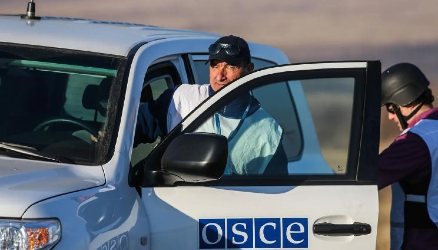 روسيا توافق على تسليح مراقبين في أوكرانيا «للدفاع عن النفس»