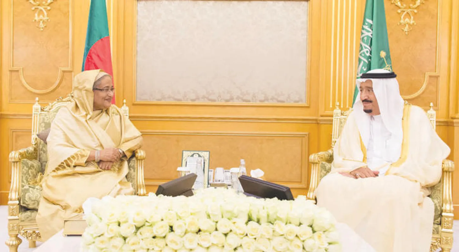 خادم الحرمين الشريفين لدى لقائه رئيسة الوزراء البنغلاديشية حسينة واجد في جدة أمس