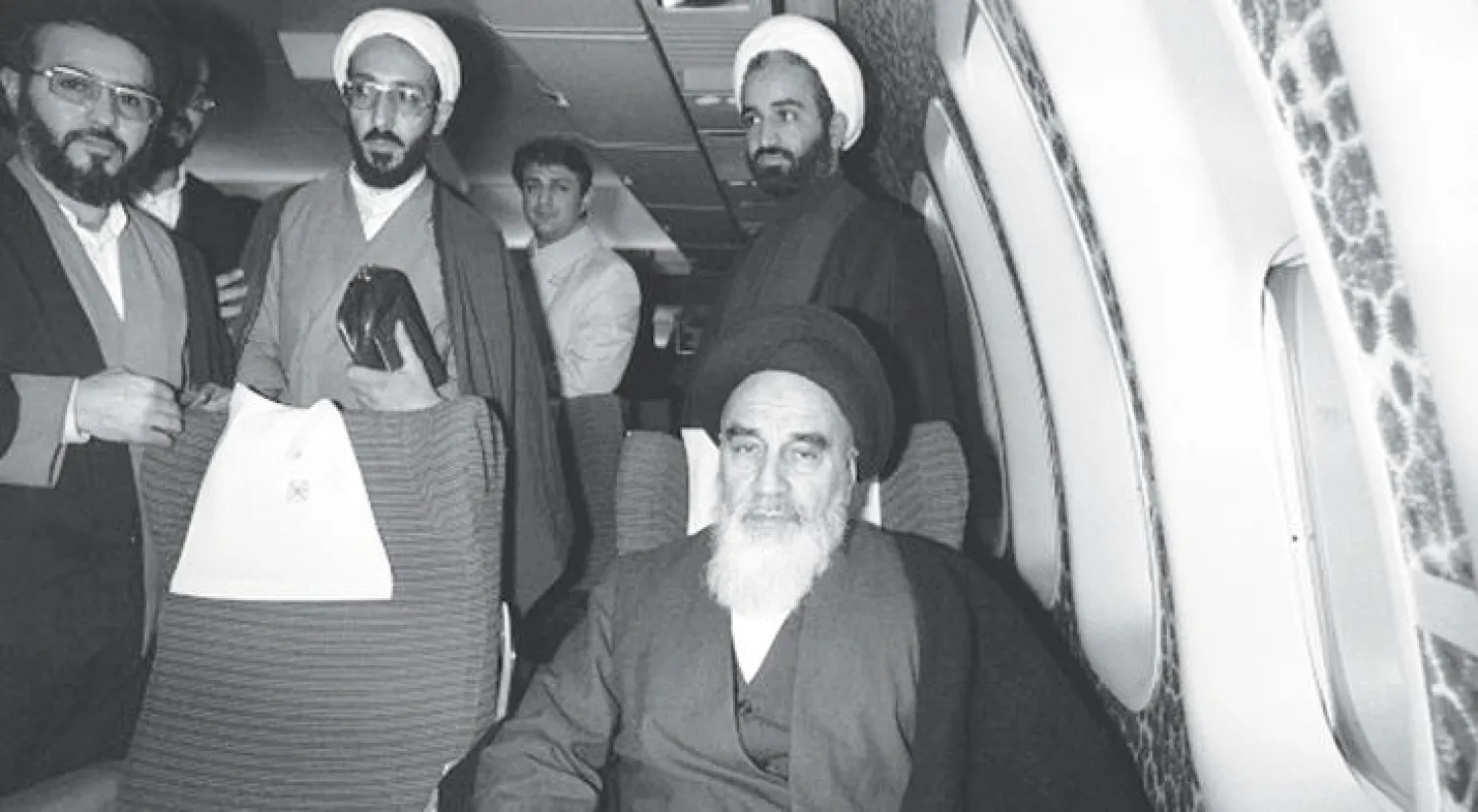 صورة أرشيفية للمرشد الأعلى الأول لدى عودته إلى طهران من باريس في فبراير 1979 (أ.ف.ب)