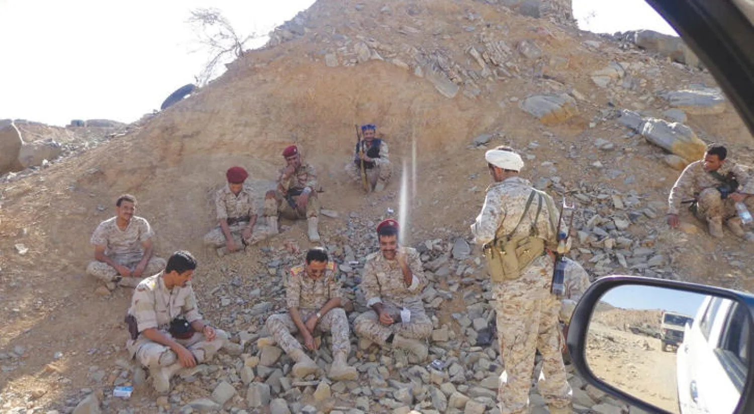 استراحة محارب لأفراد الجيش الوطني على جبهات القتال قرب بيحان («الشرق الأوسط»)