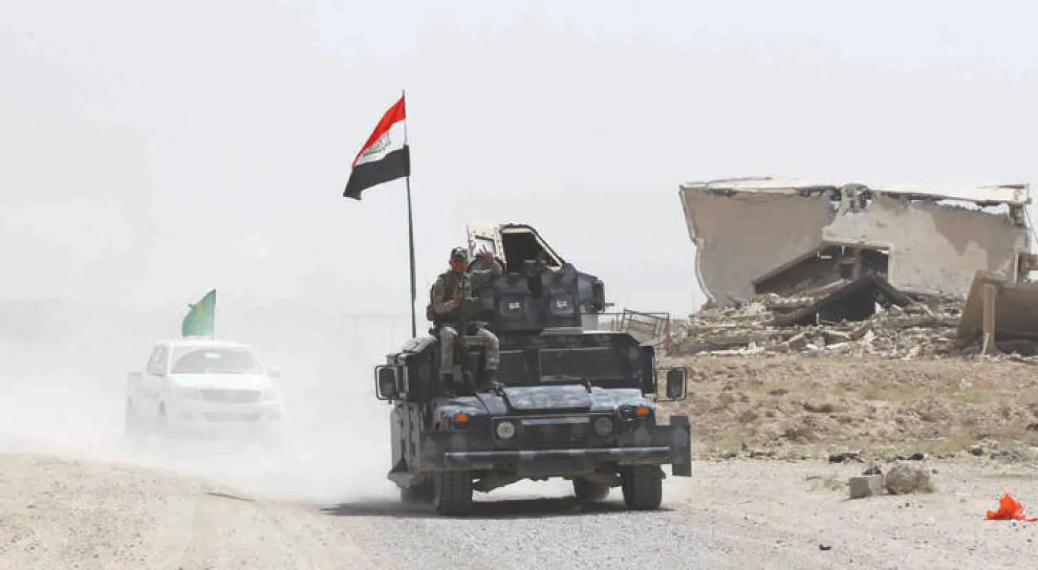 قوات عراقية بالقرب من قرية الأزرقية شمالي الفلوجة (أ.ف.ب)