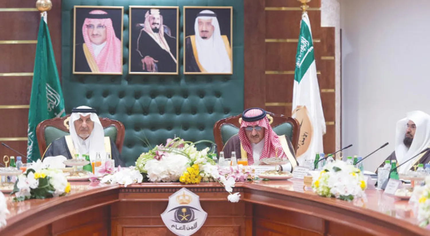 الأمير محمد بن نايف ولي العهد السعودي خلال ترؤسه الاجتماع الخاص باستعراض الخطط الأمنية لموسم العمرة لهذا العام ويبدو الأمير خالد الفيصل أمير منطقة مكة المكرمة والشيخ عبد الرحمن السديس الرئيس العام لشؤون المسجد الحرام والمسجد النبوي (واس)
