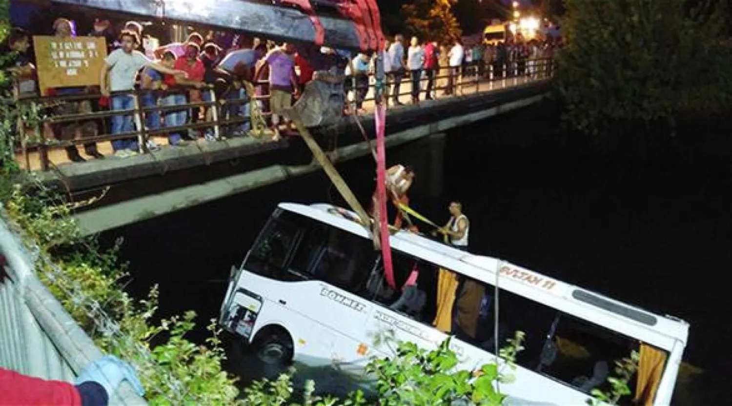 مقتل 14 شخصا بسقوط حافلة بقنال تقل طلاب مدارس في تركيا