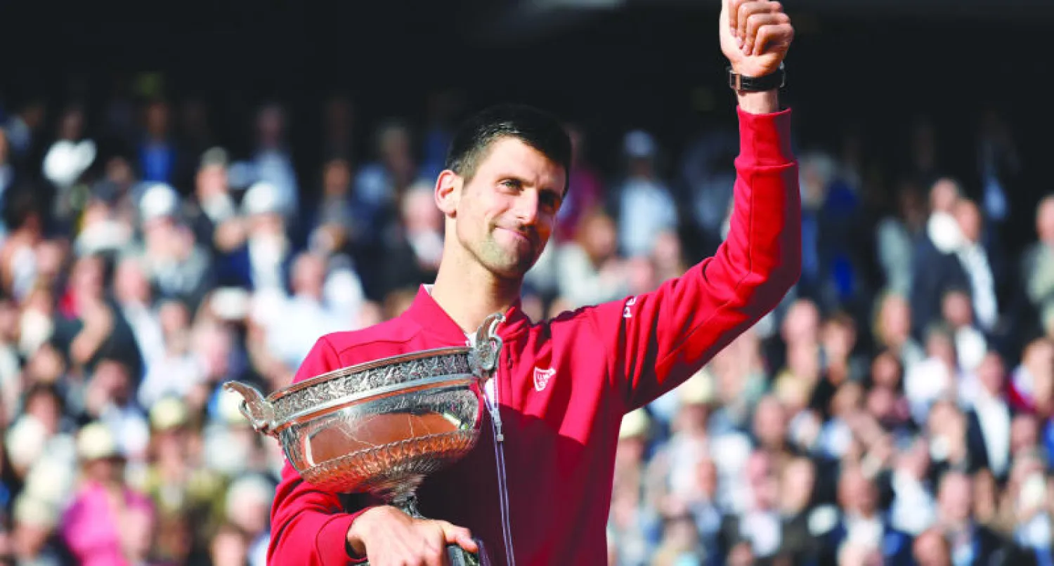 ديوكوفيتش يحتفل بكأس بطولة رولان غاروس (أ.ف.ب)