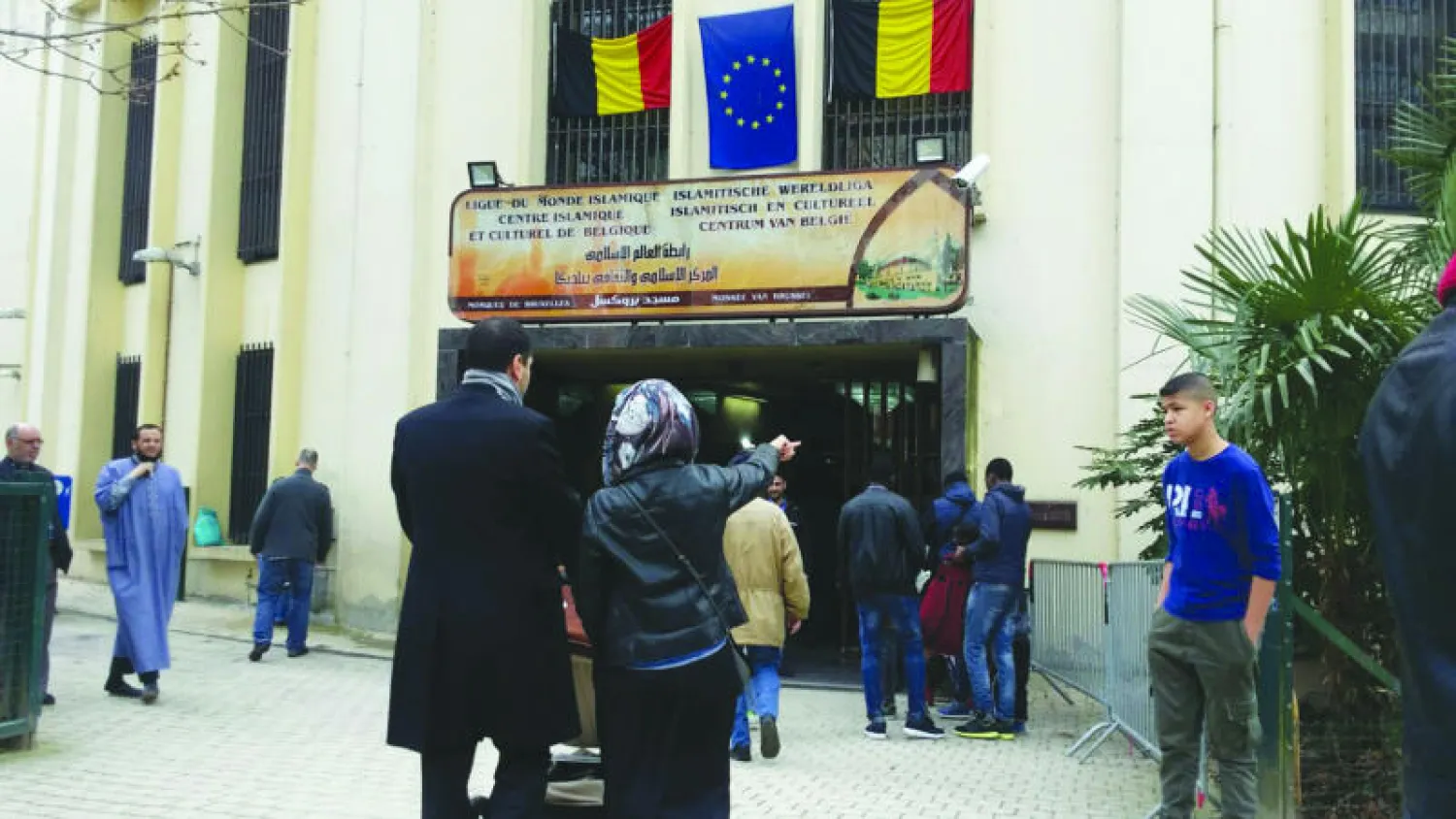 أبناء الجالية المسلمة أمام مسجد الخليل في مولنبيك («الشرق الأوسط»)