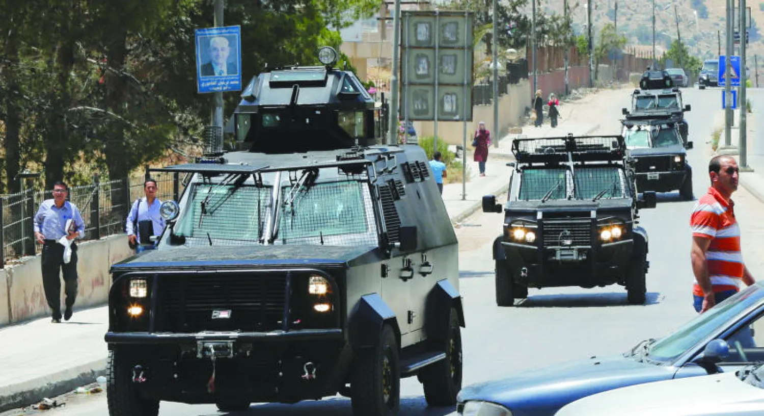 سيارات أردنية مدرعة بالقرب من مقر أمني تابع للمخابرات في مخيم البقعة للاجئين الفلسطينيين على مشارف عمان أمس (رويترز)